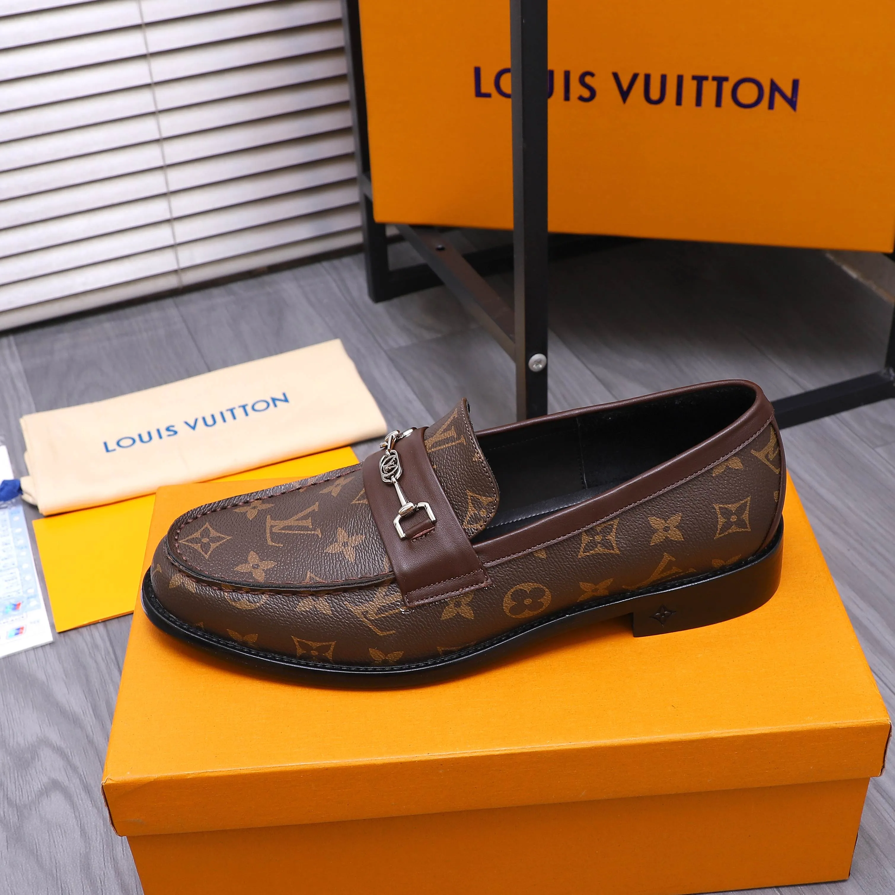 Men's shoes 💰660 Product trademark: LV [Louis Vuitton] business casual slip-on leather shoes, regular size. Size: 39-44 (38.45 custom-made, non-returnable) Product materials: Selected classic printed upper, cowhide lining, original outsole